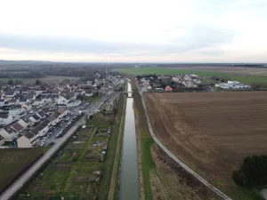 2nisdrone prise de vue aérienne village et canaux-7, Droniste qualifié et certifié en Ile de France