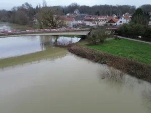 2nisdrone Denis Droniste qualifié et certifié en Ile de France - prises de vues aériennes seine et marne pont et rivière inondations crues.