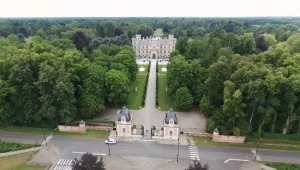 2nisdrone prise de vue aérienne château et allée -1, Droniste qualifié et certifié en Ile de France