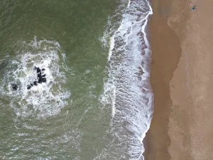 2nisdrone prise de vue aérienne de plage et vagues-5, Droniste qualifié et certifié en Ile de France
