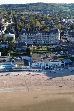 2nisdrone prise de vue aérienne de plage et hôtels-3, Droniste qualifié et certifié en Ile de France