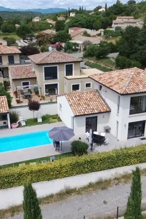 Prise de vue aérienne par drone 2nidrone, maison et piscine, Droniste qualifié et certifié en Ile de France